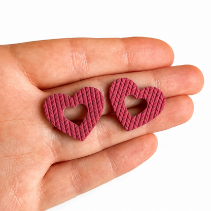 Hartje cutter 2, roze hartjes polymeerklei oorbellen op hand