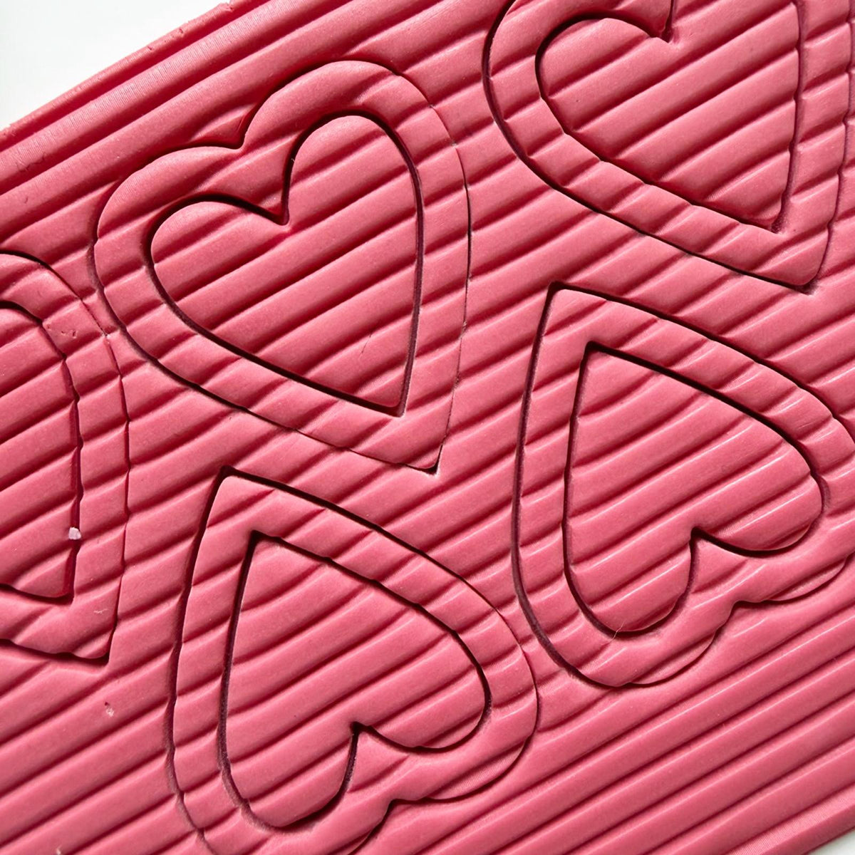 Hartje cutter in roze polymeerklei gedrukt