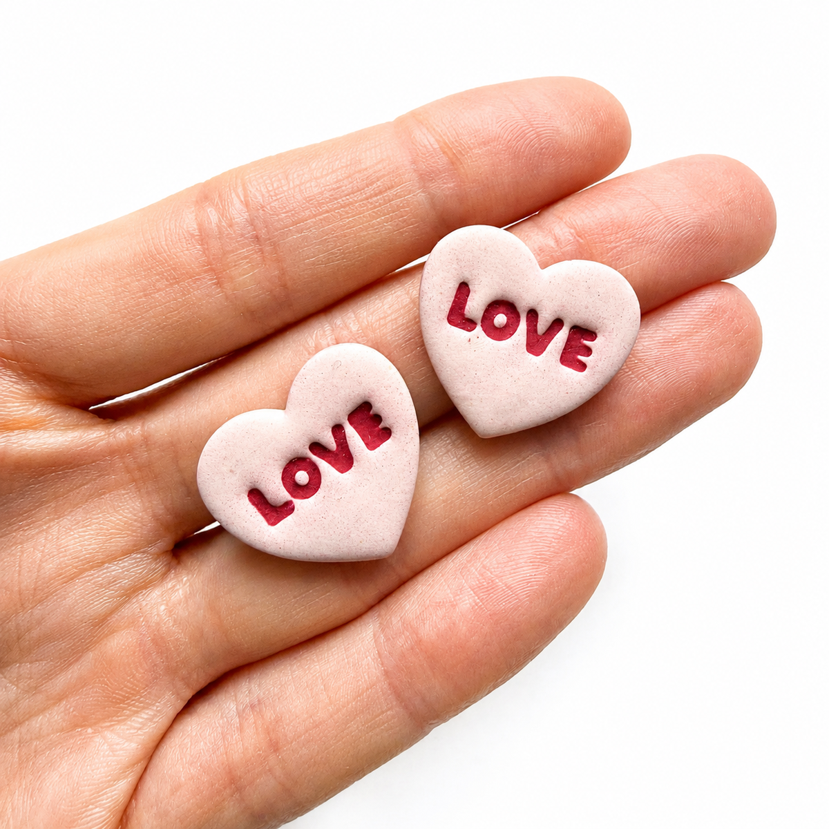 Hartje love cutter, hartvormige polymeerklei oorbellen op hand