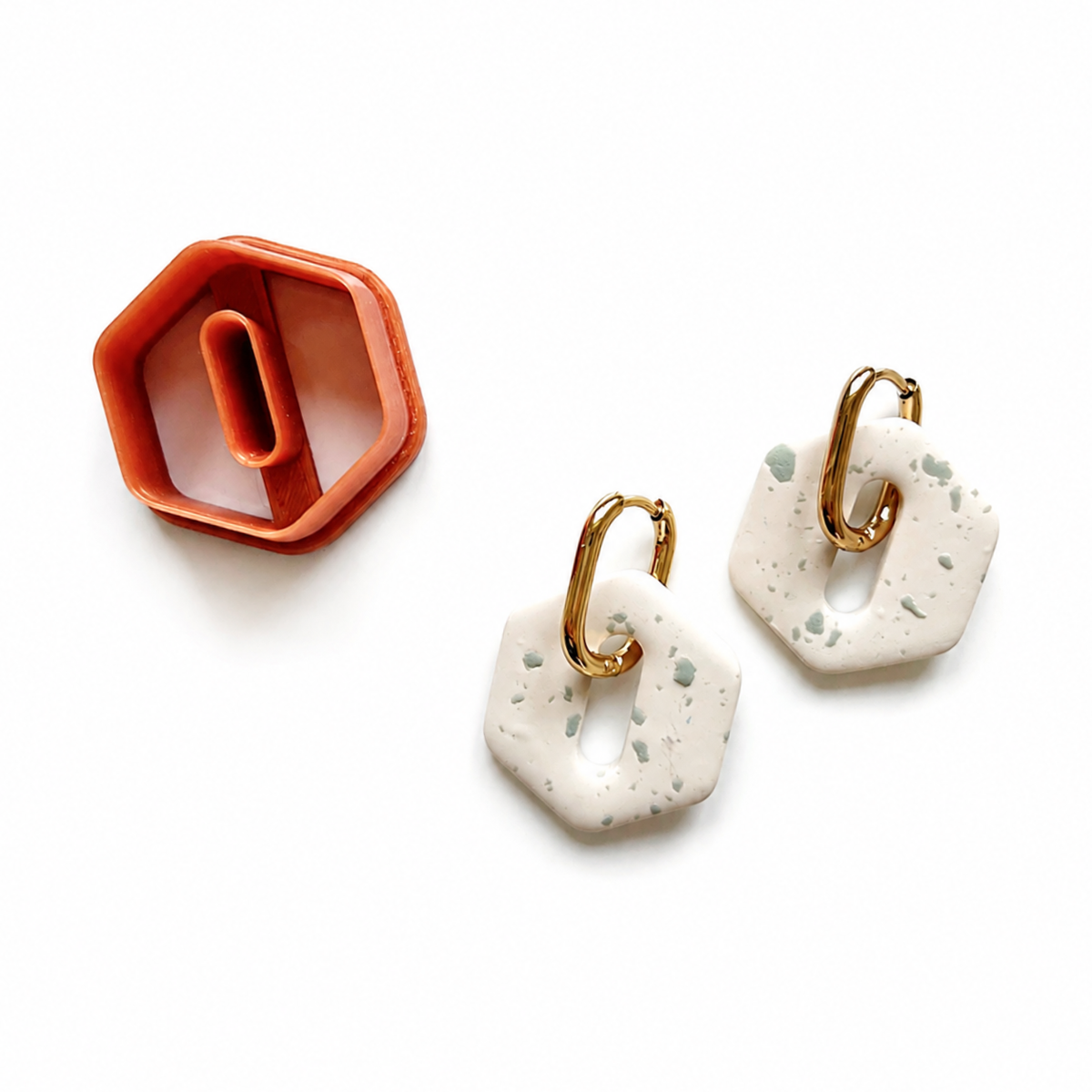 Polymeerklei oorbellen met huggies, gemaakt met de hexagon cutter
