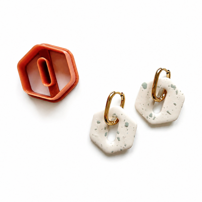 Polymeerklei oorbellen met huggies, gemaakt met de hexagon cutter
