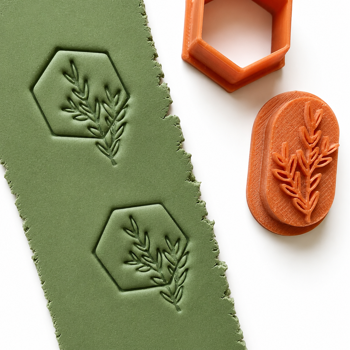 Hexagon cutter en stempel blad in polymeerklei gedrukt