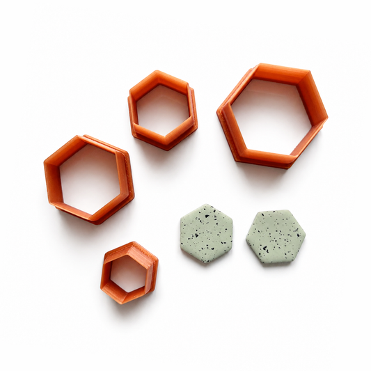 Groene polymeerklei oorbellen gemaakt met de hexagon cutters