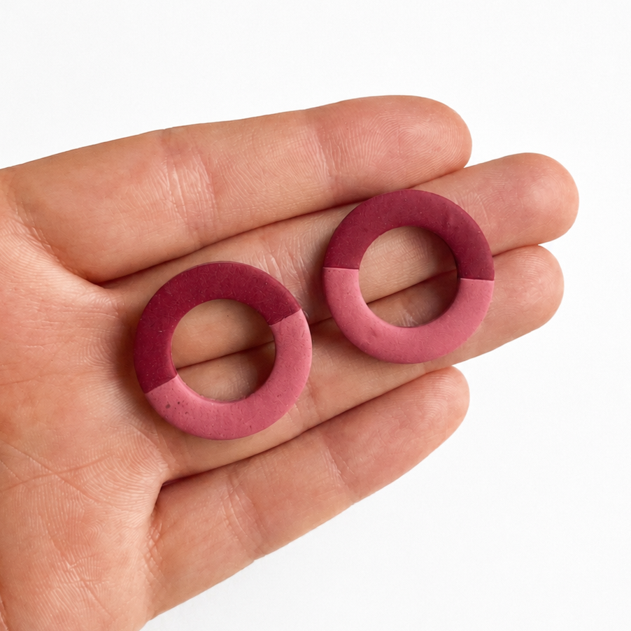 Polymeerklei oorbellen op hand, gemaakt met de holle cirkel cutters