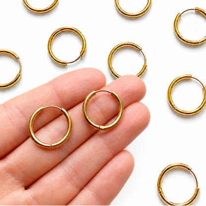 Huggies rond goud op hand