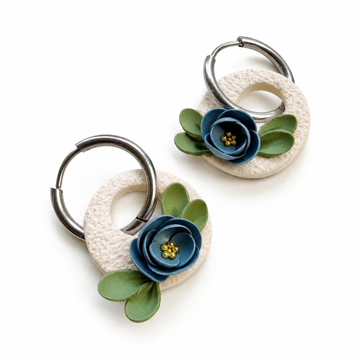 Polymeerklei oorbellen met bloemen, gemaakt met de huggies rond zilver