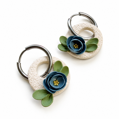 Polymeerklei oorbellen met bloemen, gemaakt met de huggies rond zilver