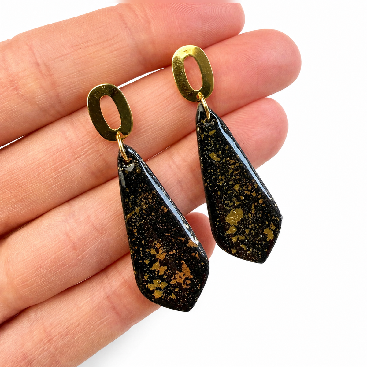 Isa cutter, zwart met gouden lange polymeerklei oorbellen