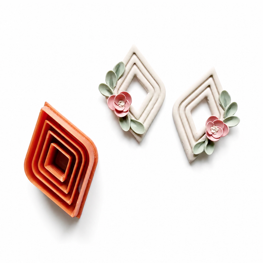 Isabelle cutter, ruitvormige polymeerklei oorbellen met bloemen