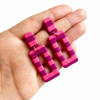 Gestreepte kleurrijke polymeerklei oorbellen op hand, gemaakt met de Joline cutter