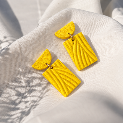 Gele polymeerklei oorbellen met reliëf, gemaakt met de June cutter