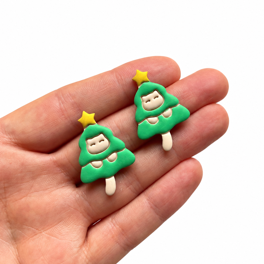 Polymeerklei kerstoorbellen op hand