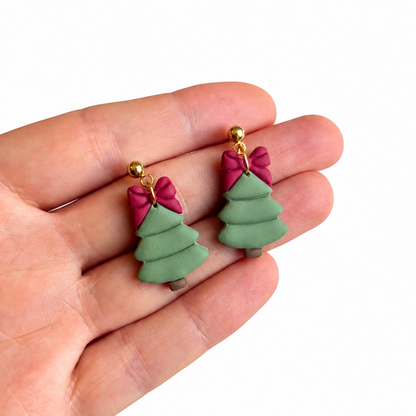 Kerstboom polymeerklei oorbellen op hand