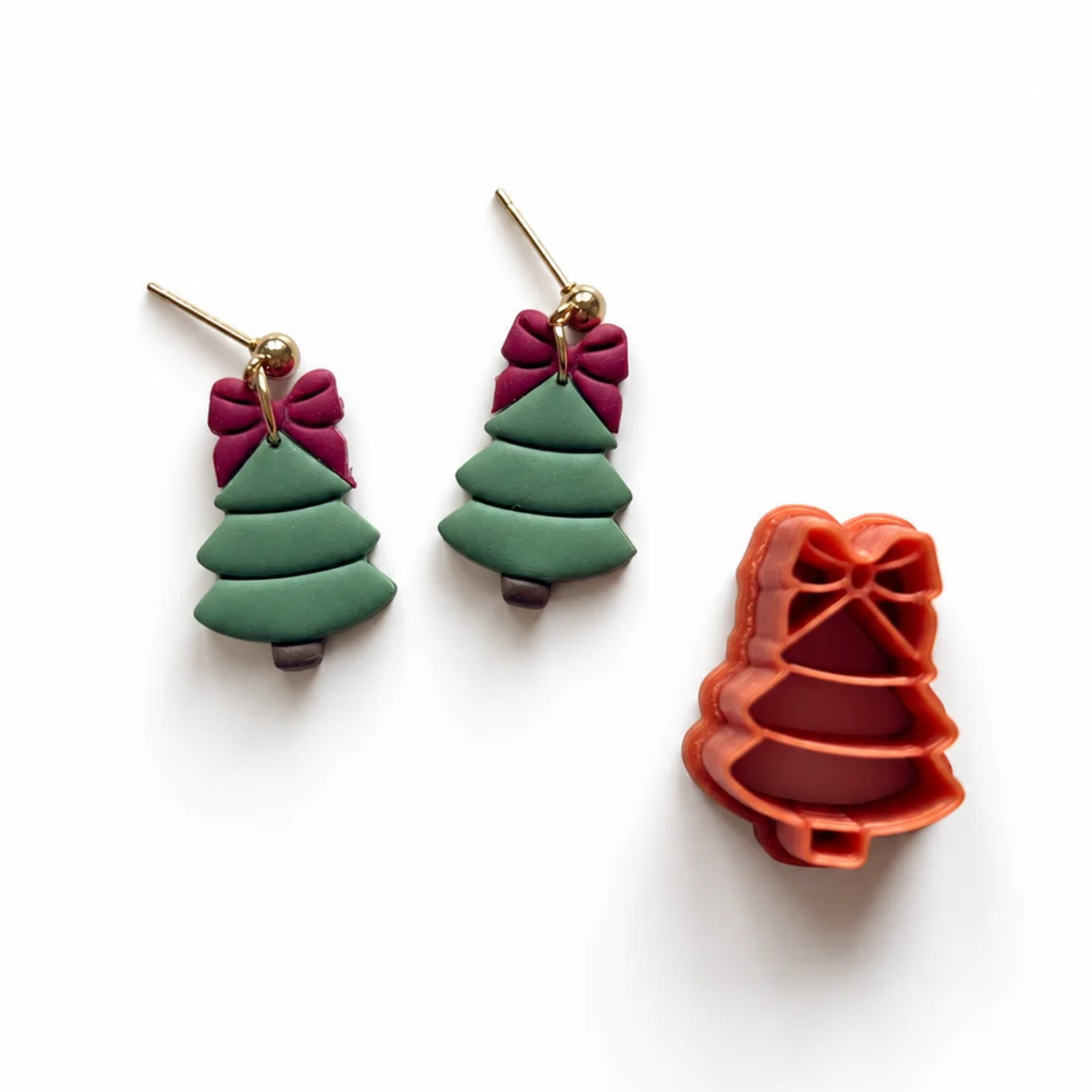Polymeerklei oorbellen gemaakt met de kerstboom met strik cutter
