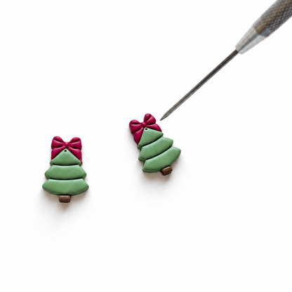 Gaatjes maken in de kerstboom polymeerklei oorbellen met een needle tool