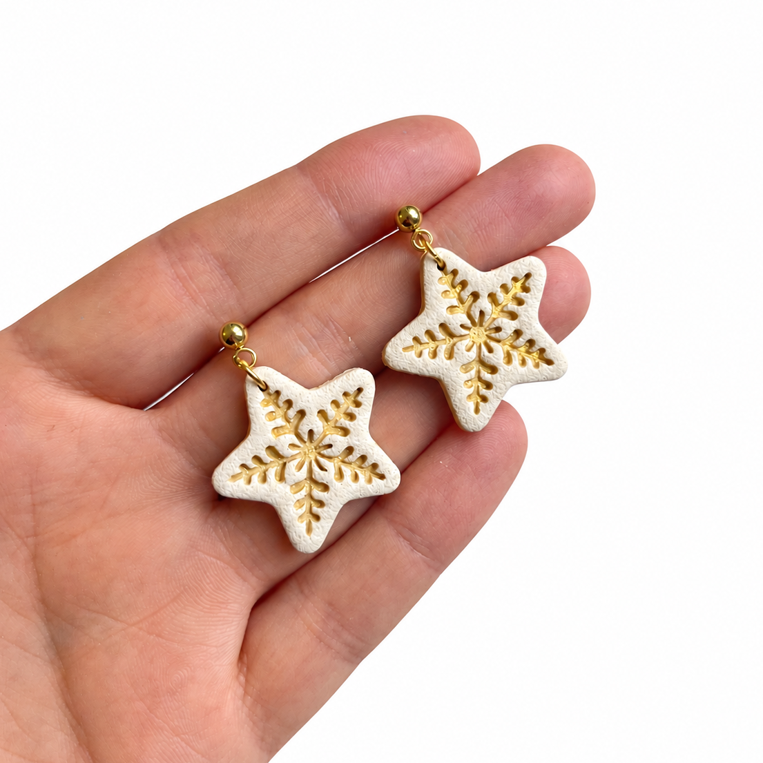 Kerst polymeerklei oorbellen op hand