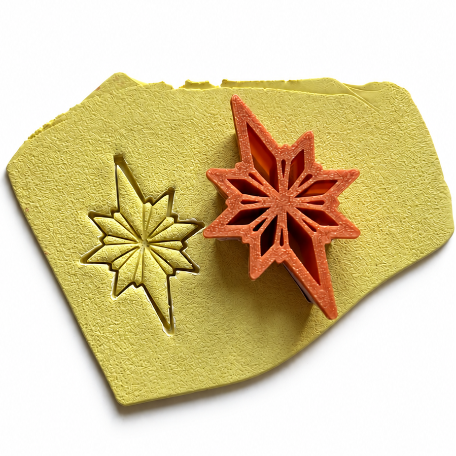 Kerstster cutter in gele polymeerklei gedrukt