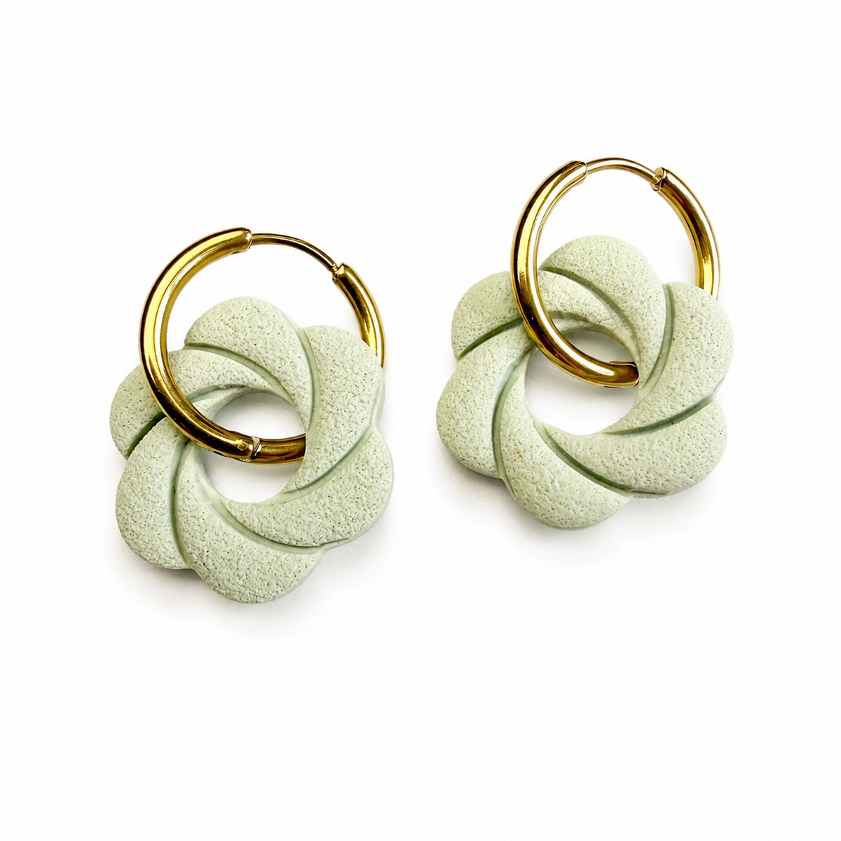Groene polymeerklei oorbellen met gouden huggies, gemaakt met de krans cutter