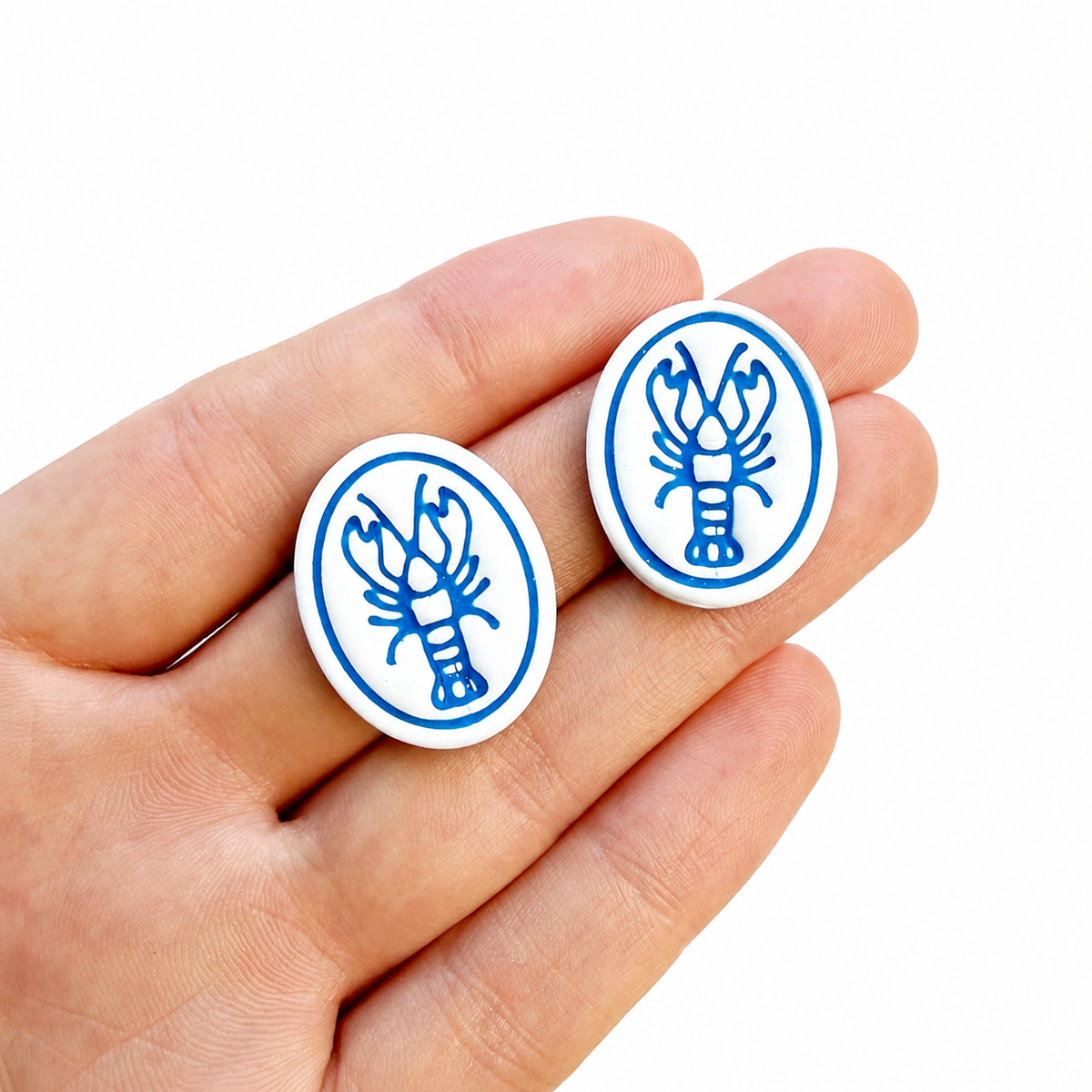 blauw/witte polymeerklei oorbellen gemaakt met de kreeft cutter