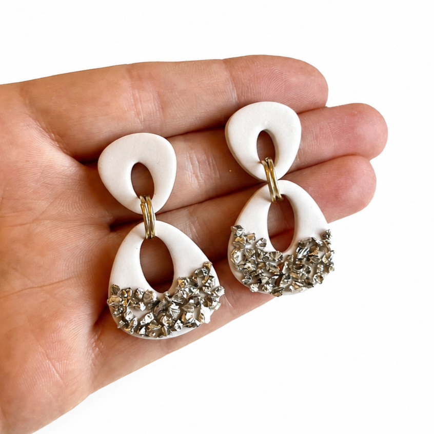 Laura cutter, organische polymeerklei oorbellen met zilver crushed glass op hand