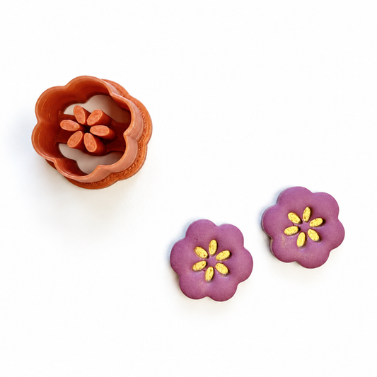 Paarse bloemen oorbellen gemaakt met de Leonie cutter
