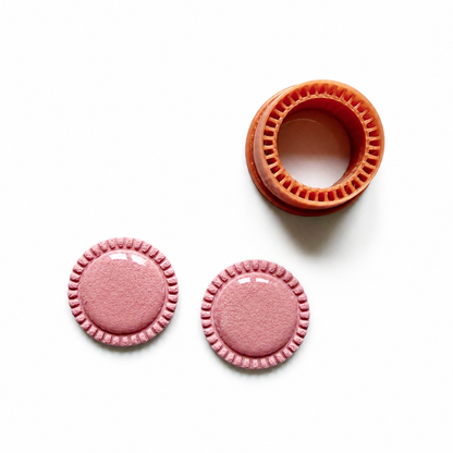 roze glanzende polymeerklei oorbellen gemaakt met de Lies cutter