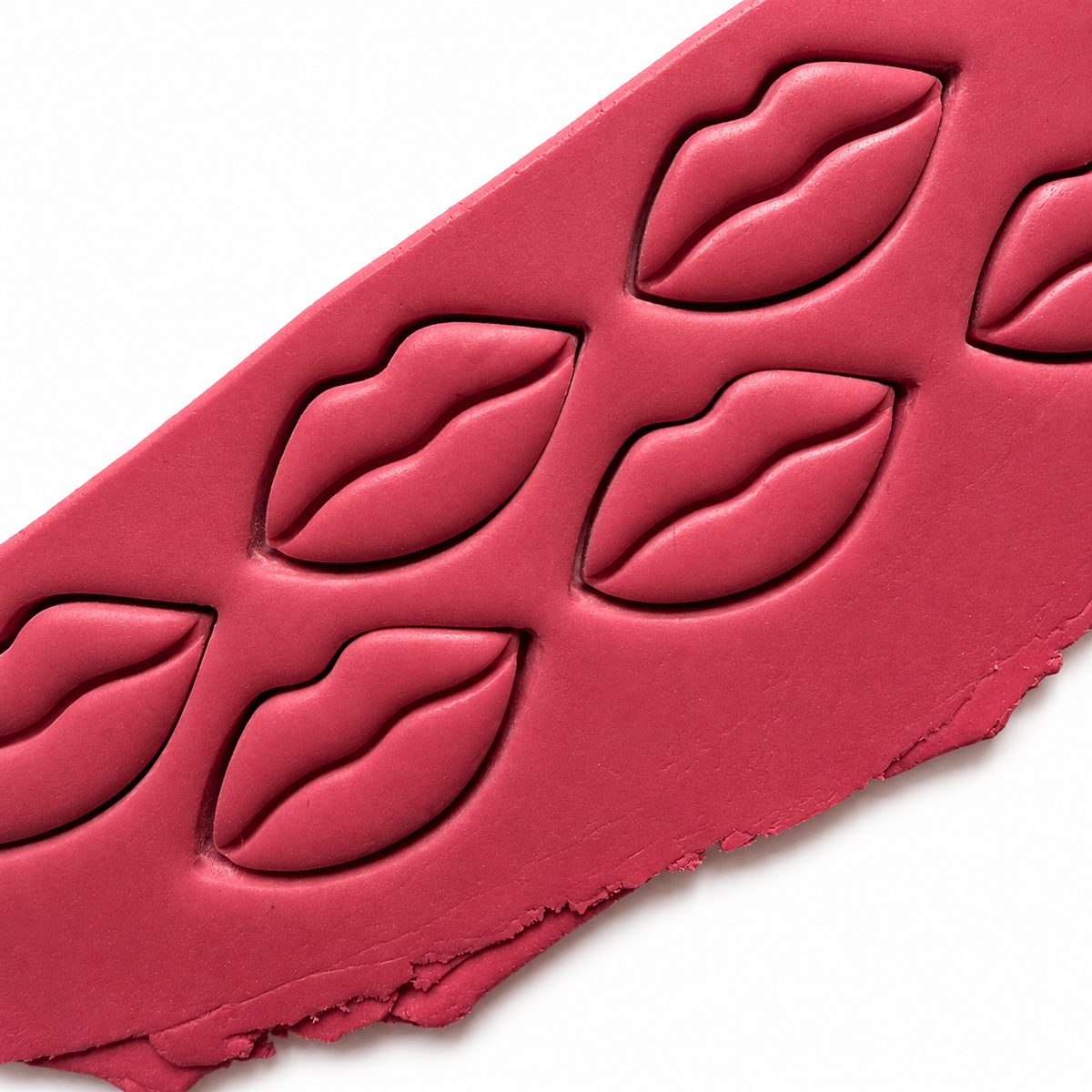 Lippen cutter gedrukt in rode polymeerklei