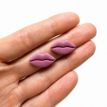 Lippen cutter, roze polymeerklei oorbellen op hand