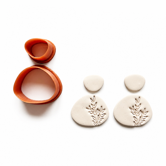 Lola cutter, beige polymeerklei oorbellen met blad stempel