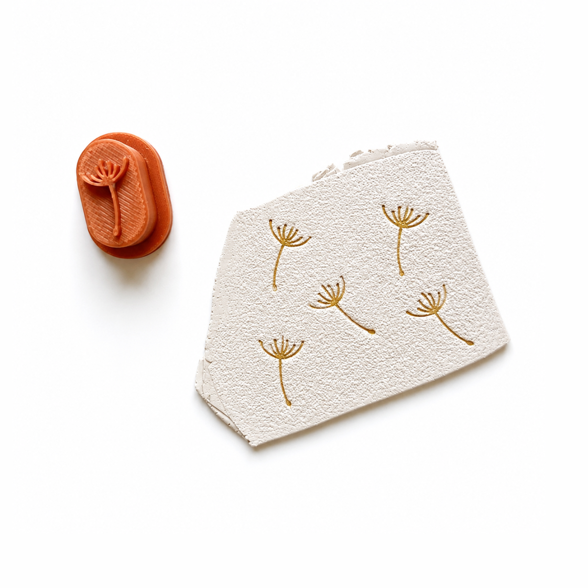 Beige polymeerkleislab met gouden stempels, aangebracht met micapoeder