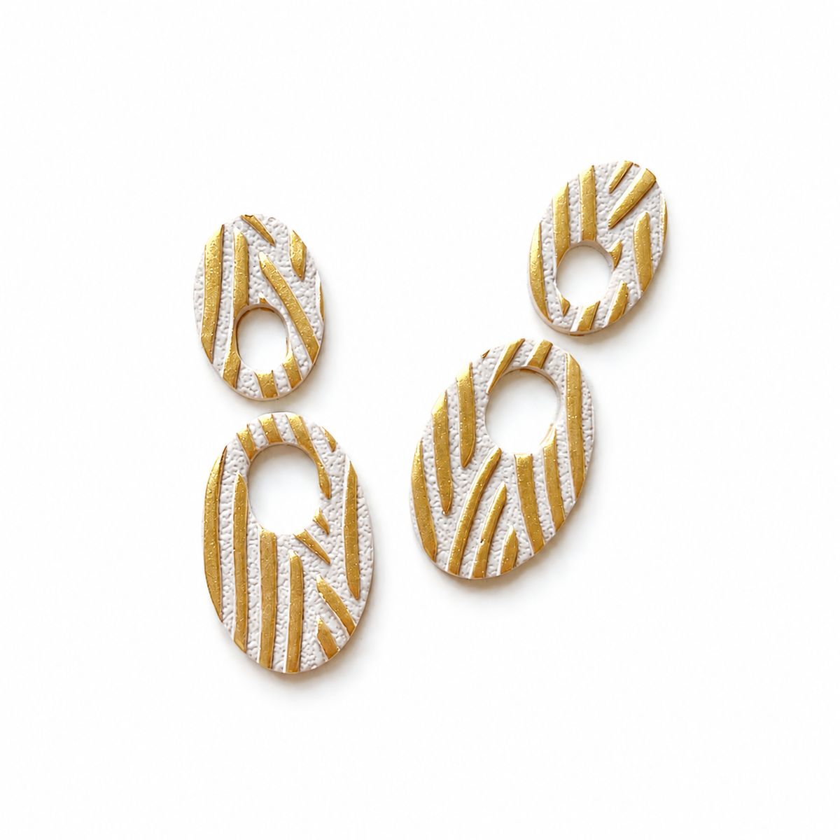 Polymeerkleioorbellen, versierd met gouden patroon aangebracht met micapoeder.