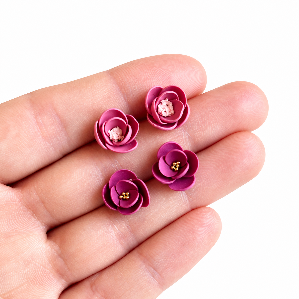 Kleine roze polymeerklei oorbellen gemaakt met de micro bloemencutters set 4
