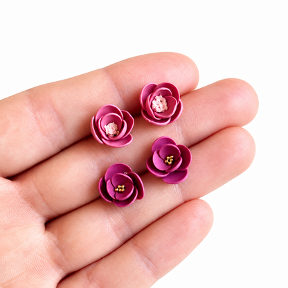 Kleine roze polymeerklei oorbellen gemaakt met de micro bloemencutters set 4