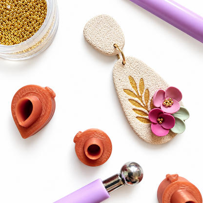 Polymeerklei oorbel met gouden stempel, gemaakt met de mcro bloemencutters - 3 & 5 blaadjes