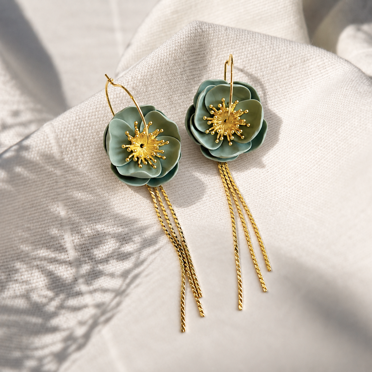 Groene polymeerklei oorbellen gemaakt met de micro bloemencutters set 4