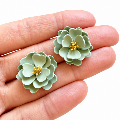 Groene polymeerklei oorbellen gemaakt met de micro bloemencutters set 2