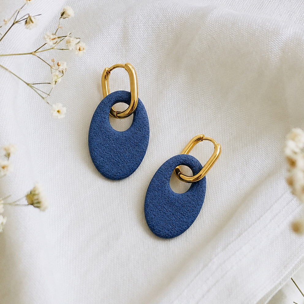 Milly cutter, blauwe polymeerklei oorbellen met gouden huggie