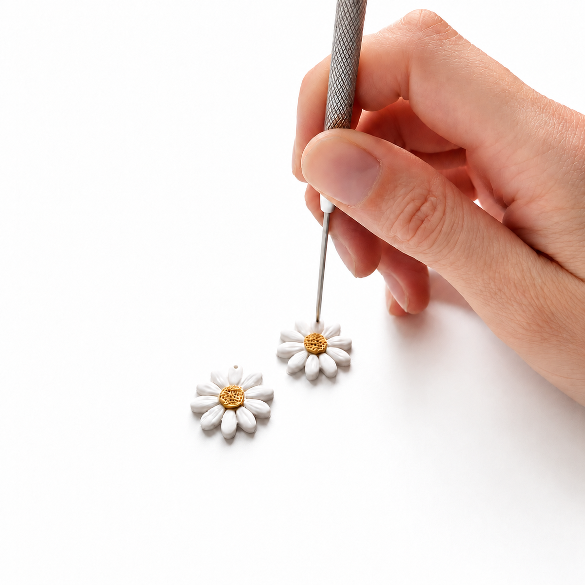 Needle tool voor het maken van gaatjes in polymeerkleioorbellen