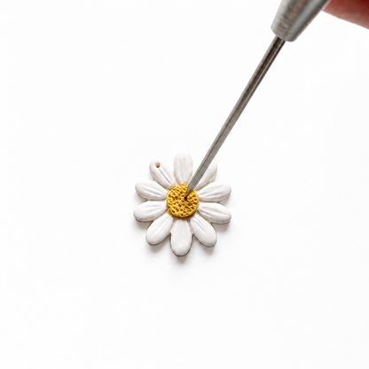 Needle tool voor het aanbrengen van fijne details in polymeerkleioorbellen