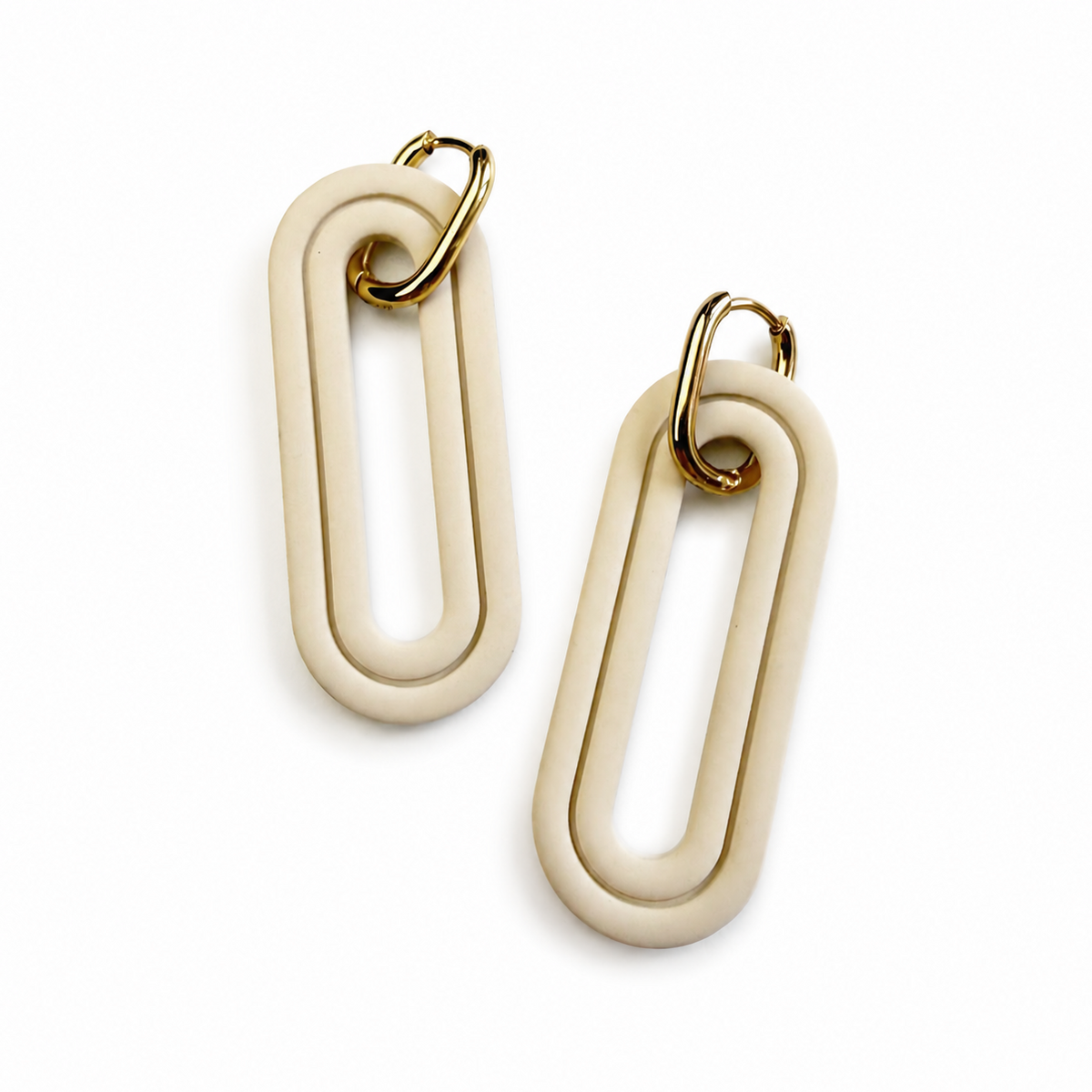 Beige lange polymeerklei oorbellen, gemaakt met de Noe cutter