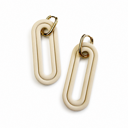 Beige lange polymeerklei oorbellen, gemaakt met de Noe cutter