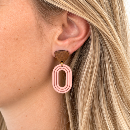 Roze polymeerklei oorbel in oor, gemaakt met de Noemie cutter