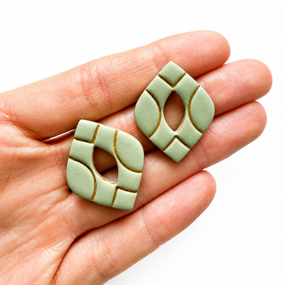 groene polymeerklei oorbellen op hand, gemaakt met de Nora cutter