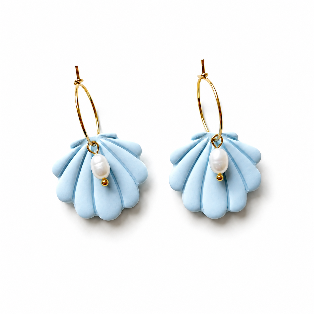 Blauwe schelp polymeerklei oorbellen met parel, afgewerkt met gouden oorring 15 mm