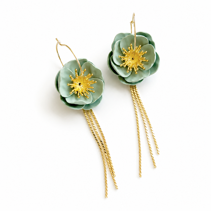 Groene bloemenoorbellen, afgewerkt met gouden flower center, gouden slierten en oorring 20 mm goud