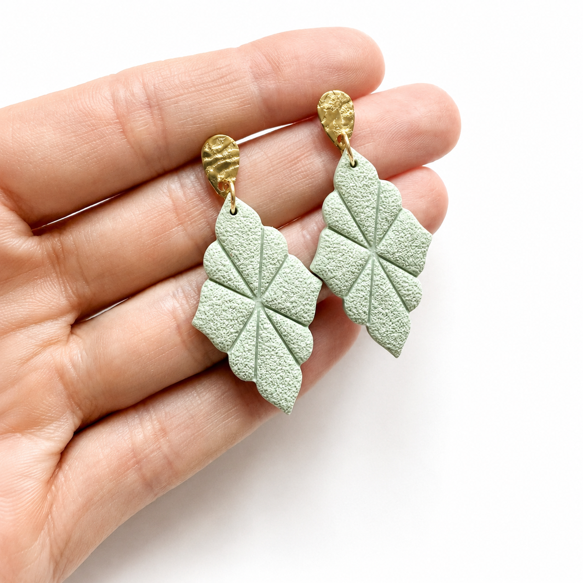 Groene grote polymeerklei oorbellen, afgewerkt met oorstekers druppel reliëf goud op hand