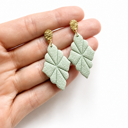Groene grote polymeerklei oorbellen, afgewerkt met oorstekers druppel reliëf goud op hand
