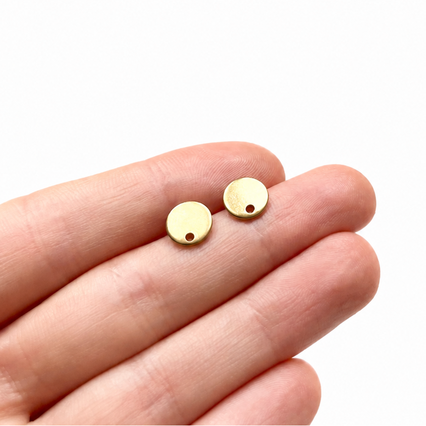 Oorsteker plaatje 8 mm goud op hand