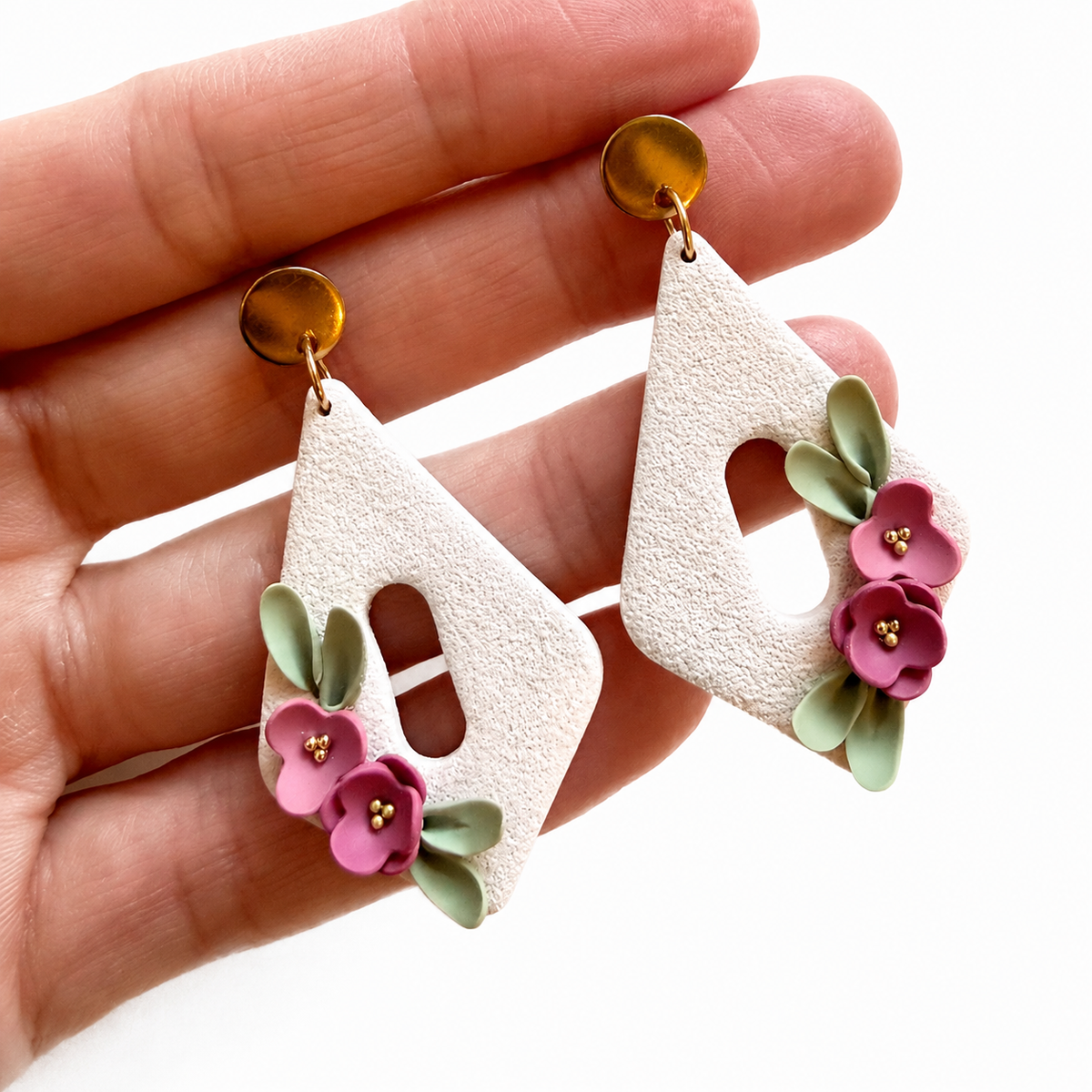 Ruitvormige polymeerklei oorbellen met bloemen, afgewerkt met oorsteker plaatje 8 mm goud