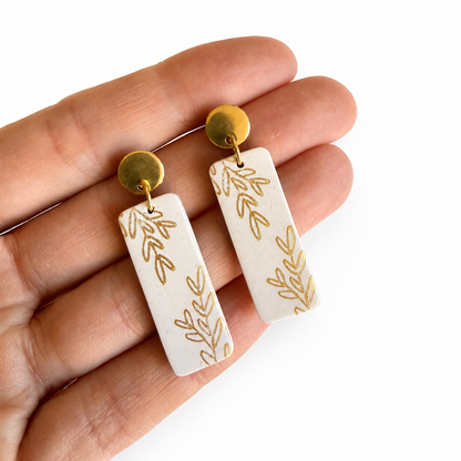 Rechthoekige beige polymeerklei oorbellen met gouden stempels, afgewerkt met oorsteker plaatje 8 mm goud